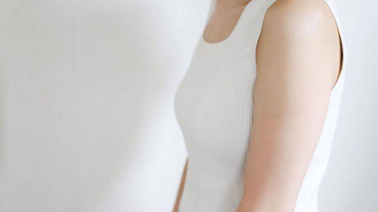 【巻き肩にお悩みの方必見】一石二鳥！巻き肩を解決&二の腕ほっそり引き締め肩こりをなくそう！ペットボトルひねりエクササイズ