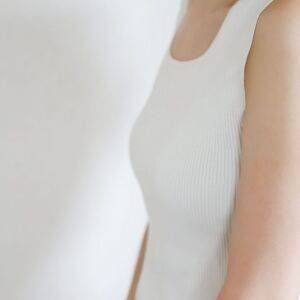 【巻き肩にお悩みの方必見】一石二鳥！巻き肩を解決&二の腕ほっそり引き締め肩こりをなくそう！ペットボトルひねりエクササイズ