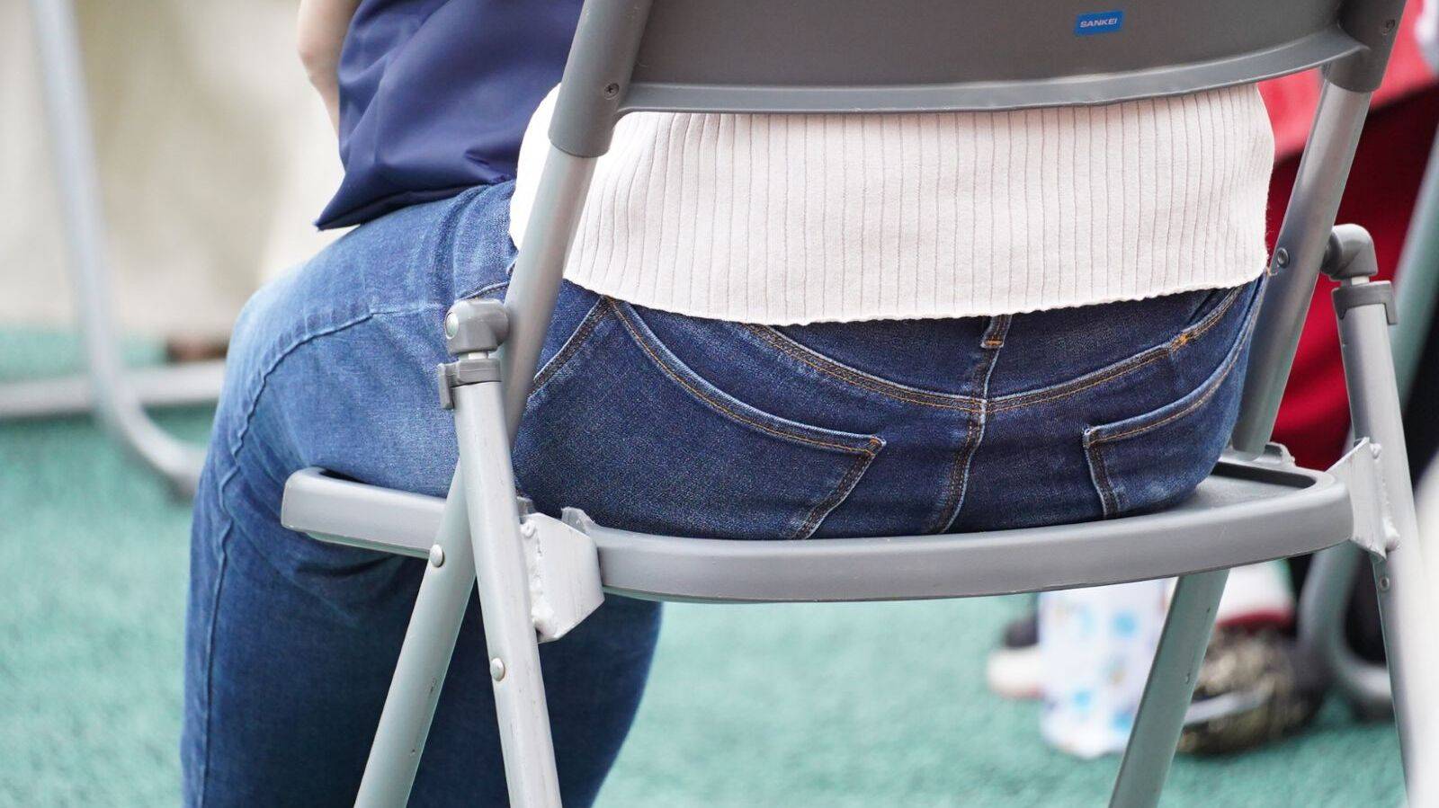  椅子に座ると腰に寄りかかってしまう人へ。腰痛・腰肉につながる「骨盤後傾」を整える簡単ストレッチ 