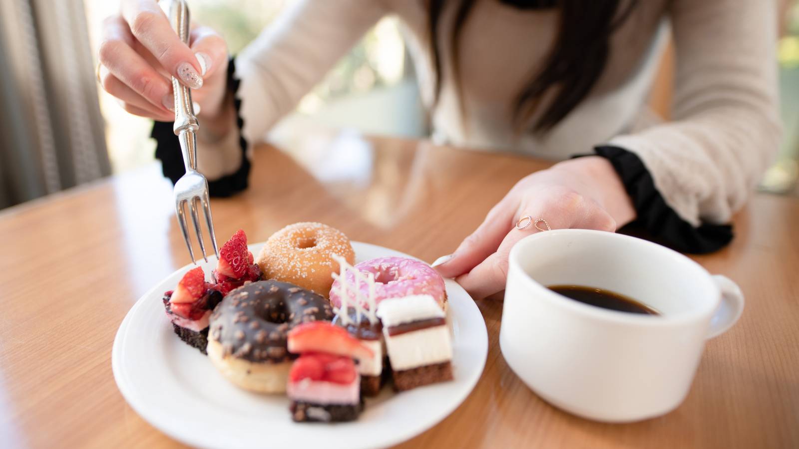 実は毎日食べてるかも…「ホルモンバランス」を乱すNG食べ物4選｜管理栄養士が解説