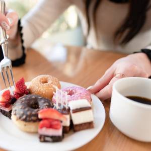 実は毎日食べてるかも…「ホルモンバランス」を乱すNG食べ物4選|管理栄養士が解説