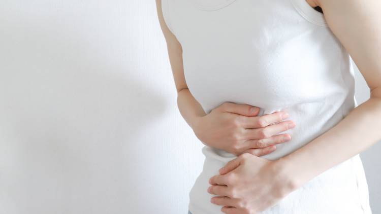 便が出にくい、出てもスッキリしない→腸のぜん動運動を促し老廃物を排出する「ねじりストレッチ」