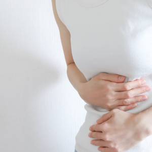 便が出にくい、出てもスッキリしない→腸のぜん動運動を促し老廃物を排出する「ねじりストレッチ」
