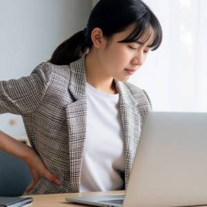 【デスクワークの人は反り腰になりやすい】お尻のインナーマッスルをほぐす「座ったまま3分ストレッチ」