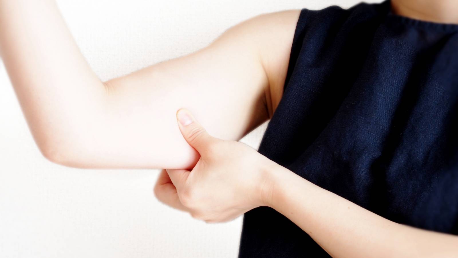  腕だけ動かしても細くならない？【背中＆脇を連動させて鍛える】ぷにぷに二の腕引き締めエクササイズ 