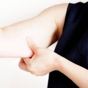 腕だけ動かしても細くならない?【背中&脇を連動させて鍛える】ぷにぷに二の腕引き締めエクササイズ