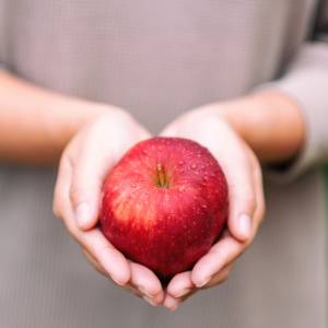 知らずにやってない？りんごでお腹が張りやすくなる“やりがち習慣”5つ｜管理栄養士が解説