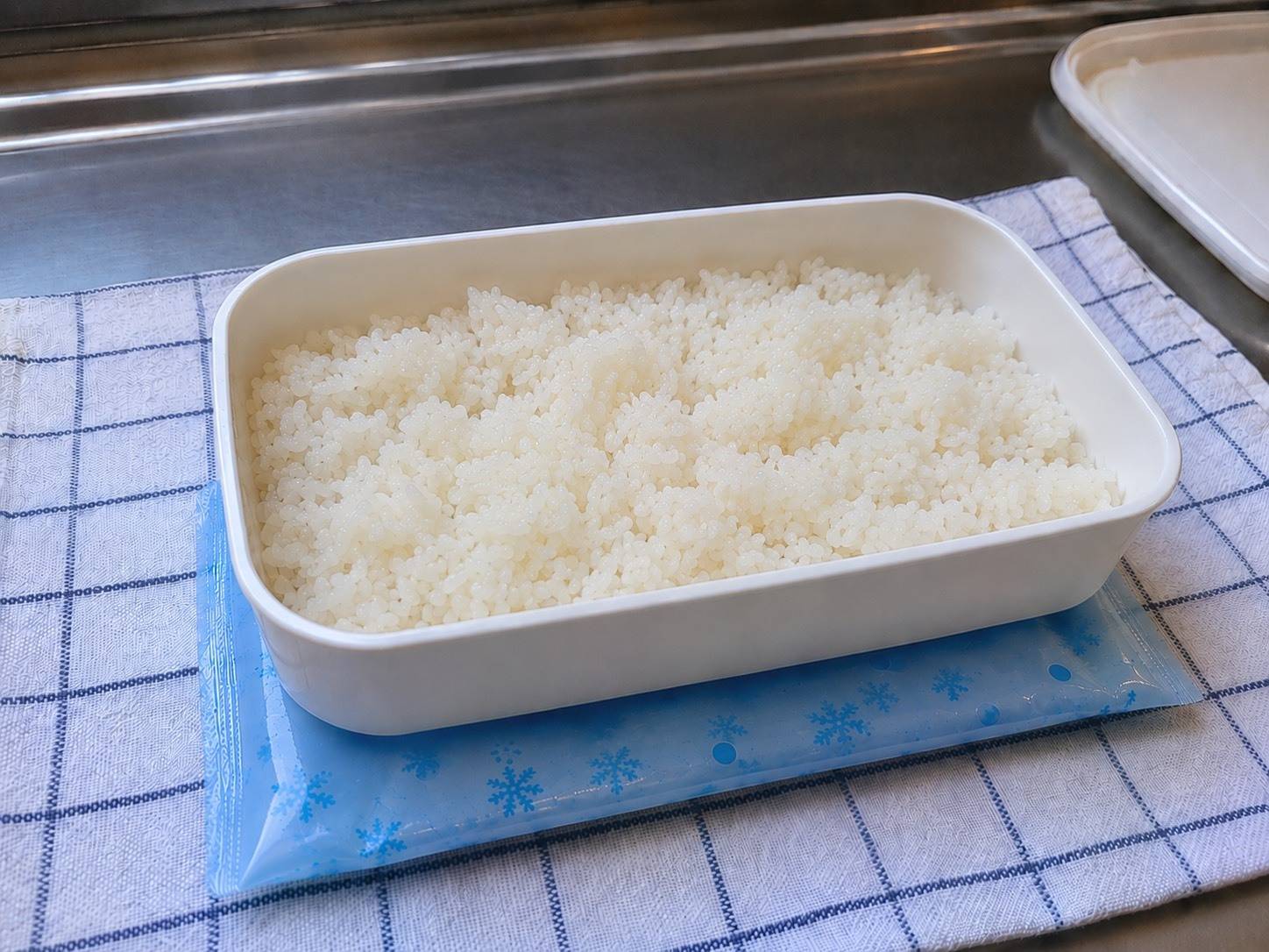 ごはんを冷やしている写真
