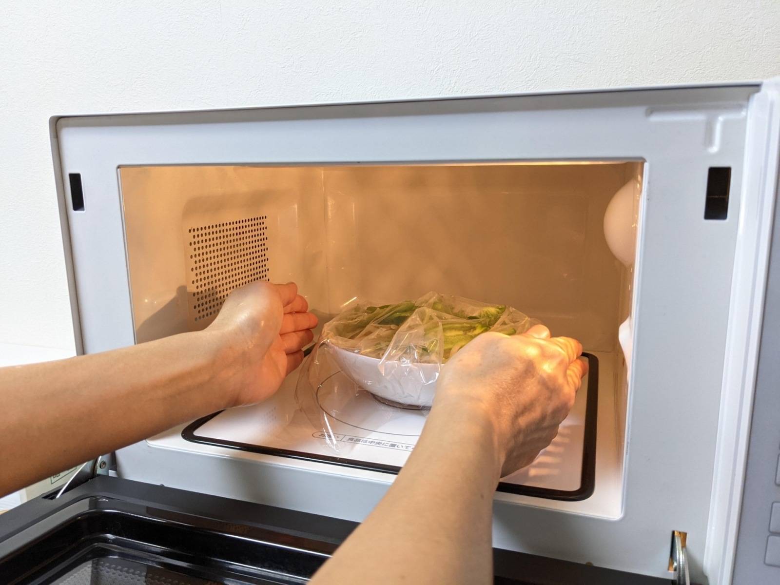 電子レンジで温める写真
