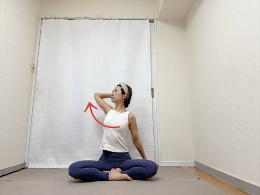左手を後頭部に添えたあぐらから肘を後ろに引いて胸を広げた体勢