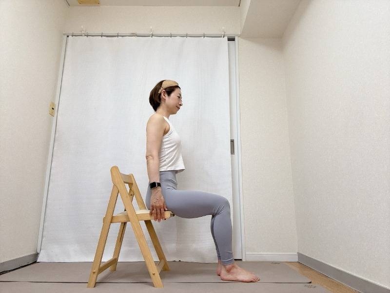 骨盤を立てて背筋を伸ばして椅子に座った体勢