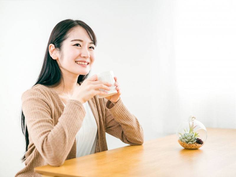「知らずに飲んでたわ…」寝る前のハーブティー、実は逆効果になる人の特徴