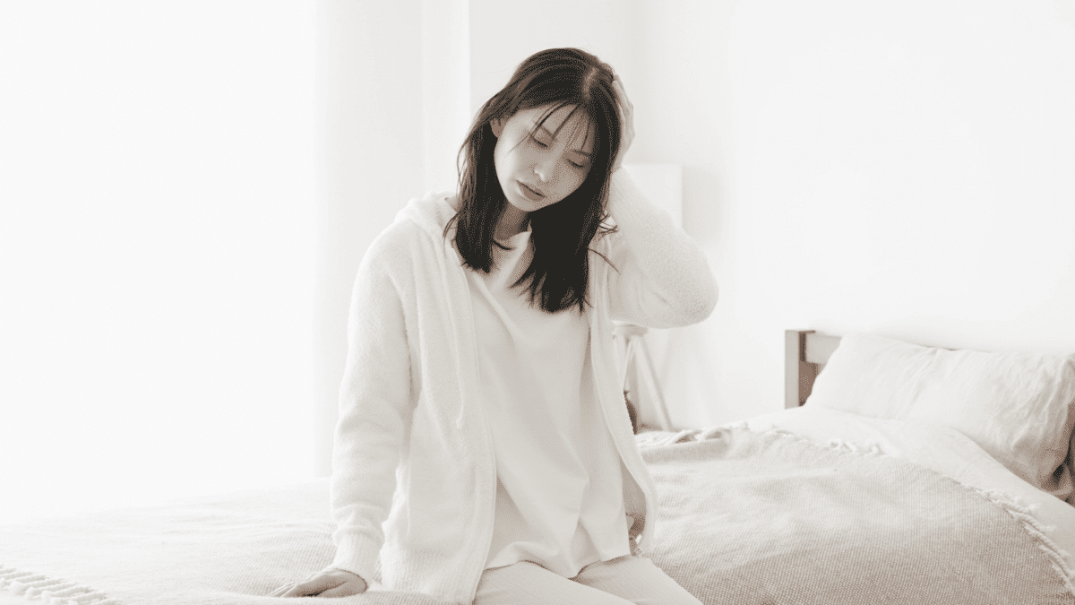 朝のだるさを感じる女性