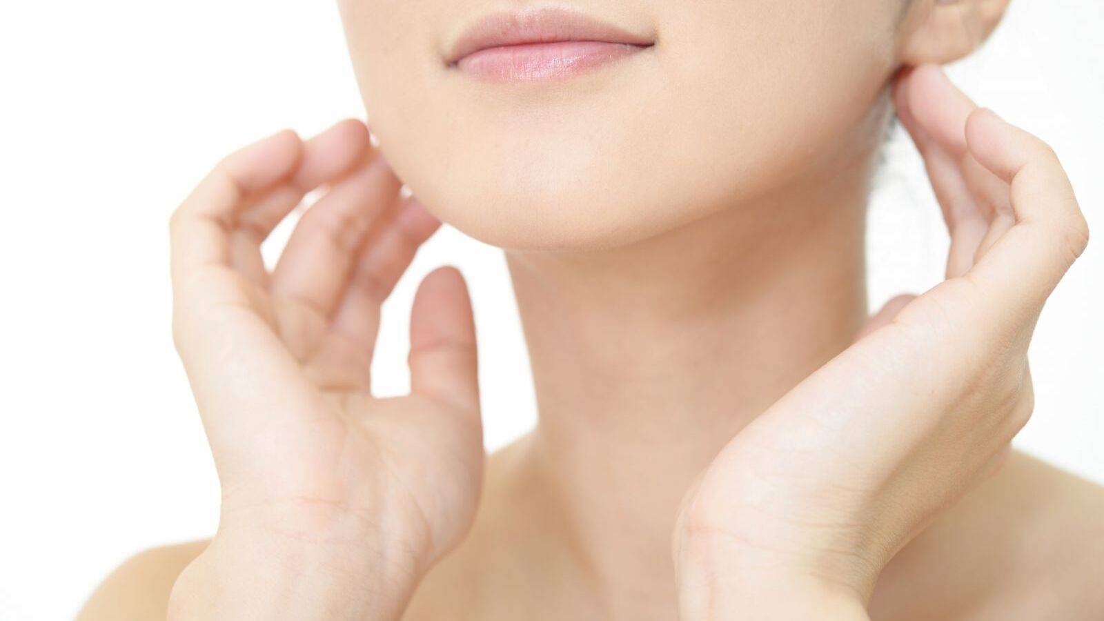 朝の顔のむくみに【メイク前のたった10秒で顔が変わる】顔のむくみを簡単に流す小顔マッサージ