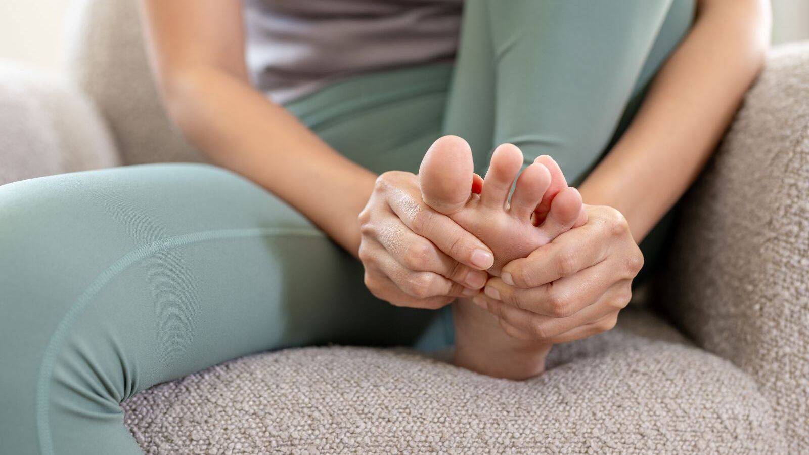あなたの足指はどんな形をしている？足指の歪みを予防する【骨間筋ほぐしケア】