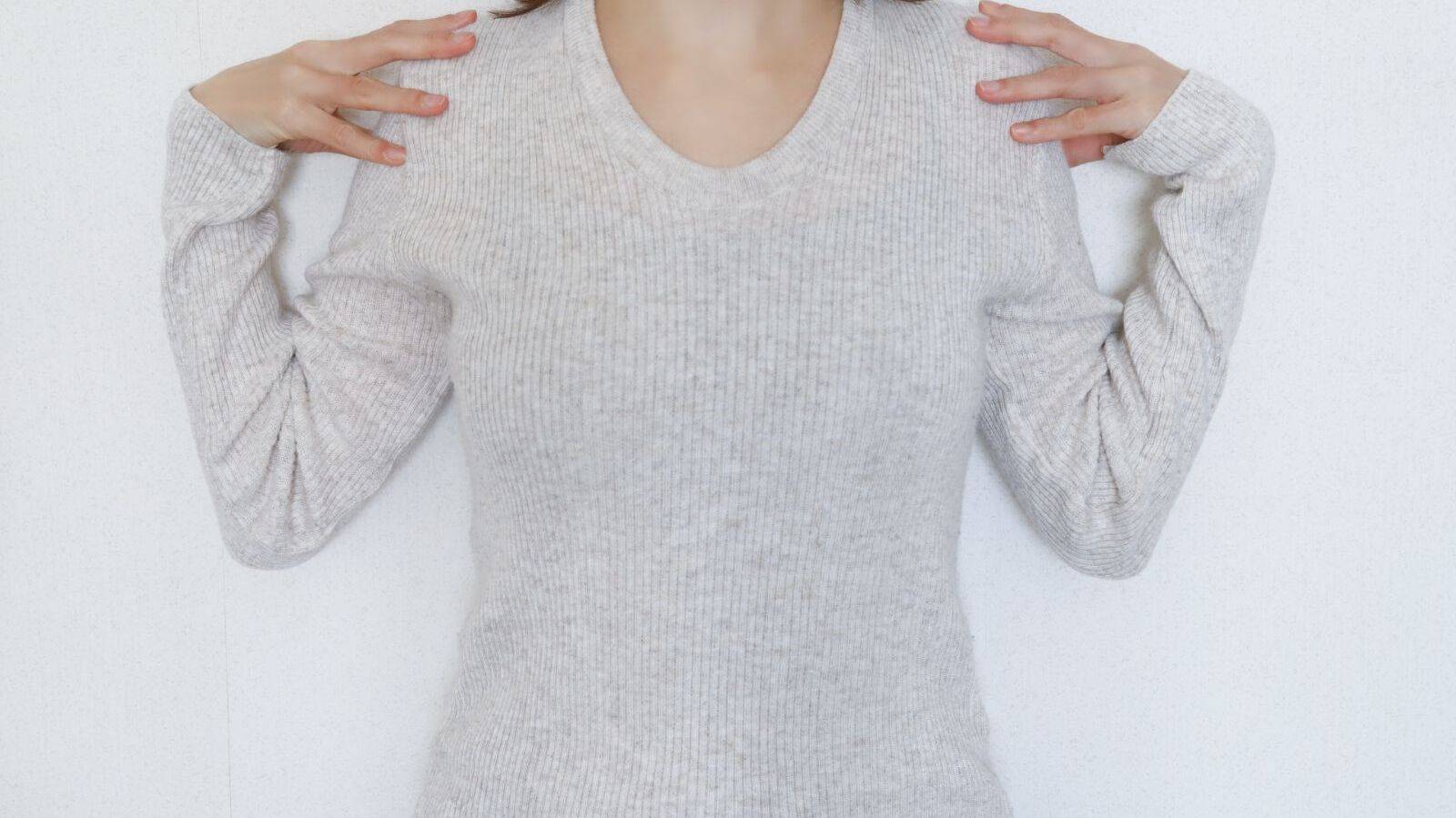 〈揉まない肩こりケア〉バキバキの肩がスッと軽くなる。今夜からできる「タオルに寝るだけ」1分ケア