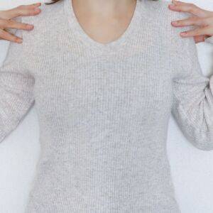 〈揉まない肩こりケア〉バキバキの肩がスッと軽くなる。今夜からできる「タオルに寝るだけ」1分ケア