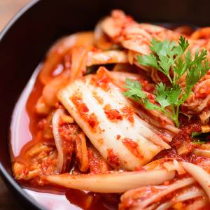 腸にいいはずが逆効果？キムチと一緒に食べるとガスが溜まりやすい食品3選｜管理栄養士が解説