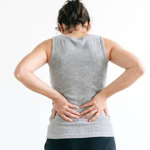 【もんでもさすっても治らない腰痛】原因は別の部位にあった！寝たまま腰痛予防ストレッチ