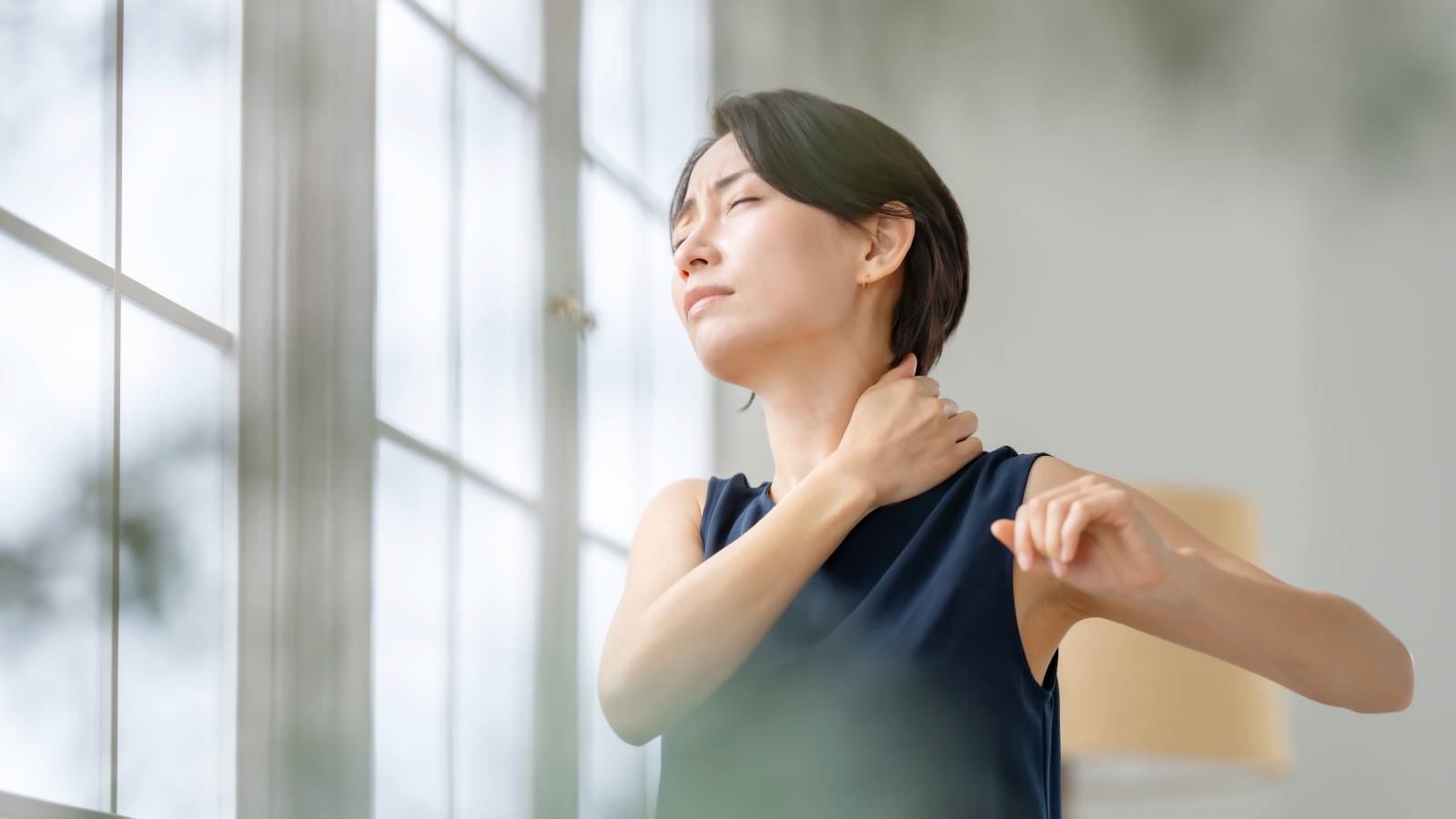 40代以降に急増【腕が上がらない！】の原因。肩甲骨や腕の動きを制限している「広背筋」のほぐし方