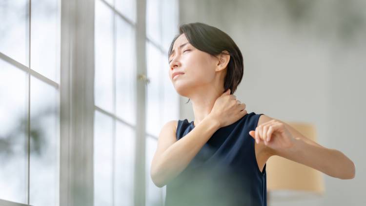 40代以降に急増【腕が上がらない！】の原因。肩甲骨や腕の動きを制限している「広背筋」のほぐし方