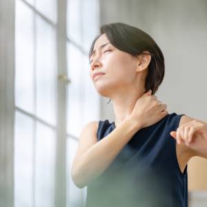 40代以降に急増【腕が上がらない！】の原因。肩甲骨や腕の動きを制限している「広背筋」のほぐし方