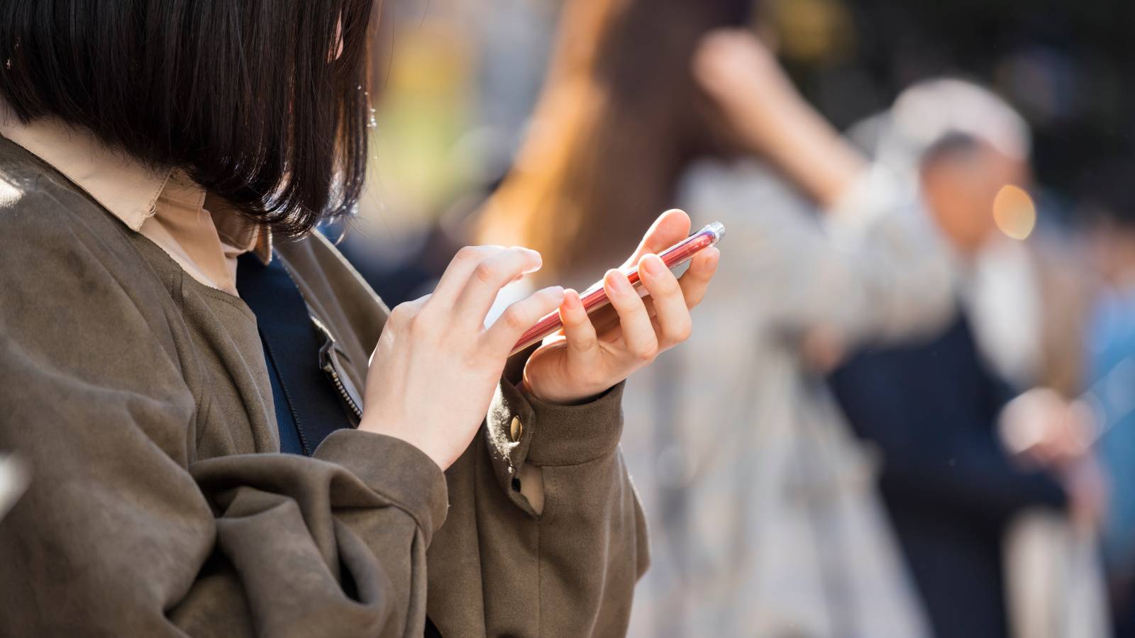 【スマホを凝視すると体が硬くなる】脳を戦闘モードから解放！ピントをゆるめるだけ「前屈」が深まる練習法