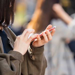 【スマホを凝視すると体が硬くなる】脳を戦闘モードから解放！ピントをゆるめるだけ「前屈」が深まる練習法