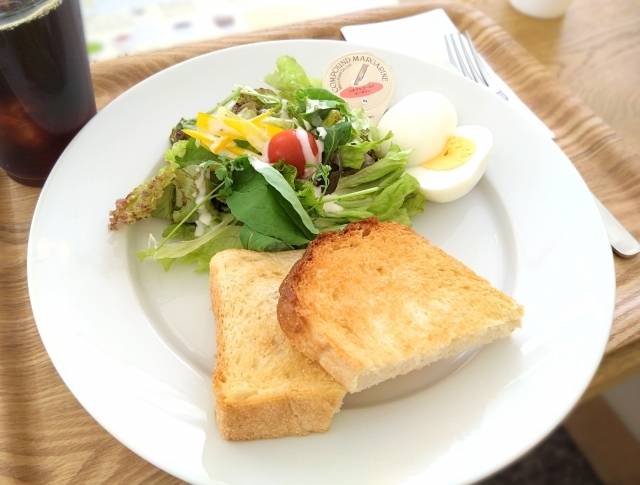 食パンとサラダ