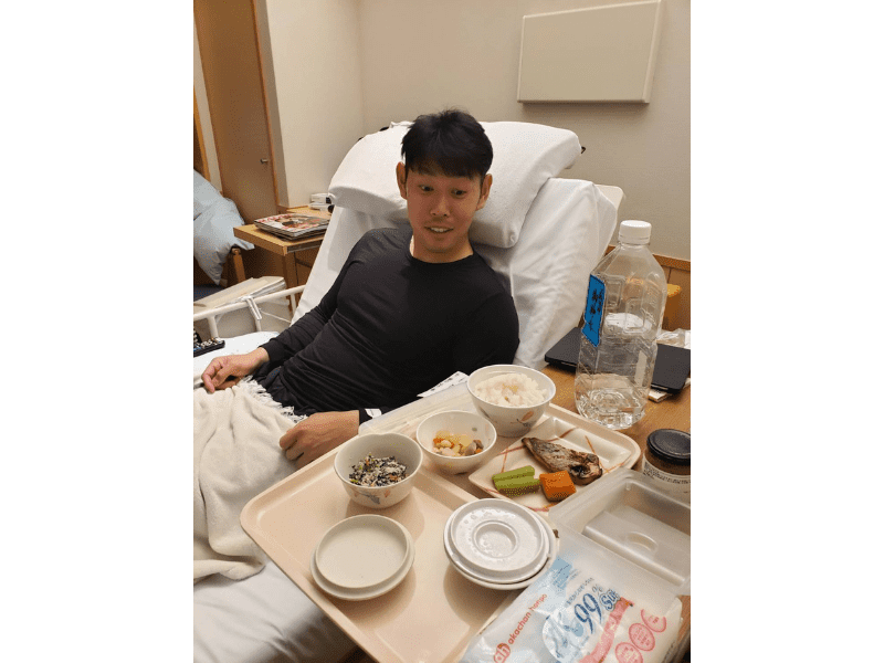 復帰に向けて治療に向き合う病床の原口さん。写真:(株)オフィスS.I.C提供