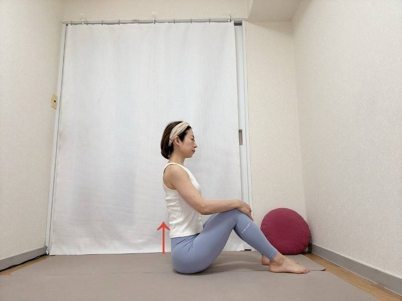 両膝を立て、膝を抱え、背筋を伸ばして座った体勢