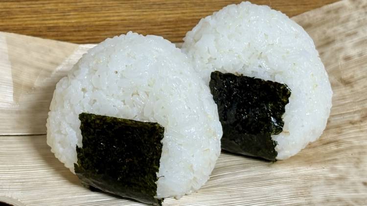 朝のおにぎりにプラスしたい。血糖値の急上昇を抑える組み合わせ4選|管理栄養士が解説