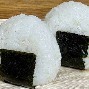 朝のおにぎりにプラスしたい。血糖値の急上昇を抑える組み合わせ4選|管理栄養士が解説
