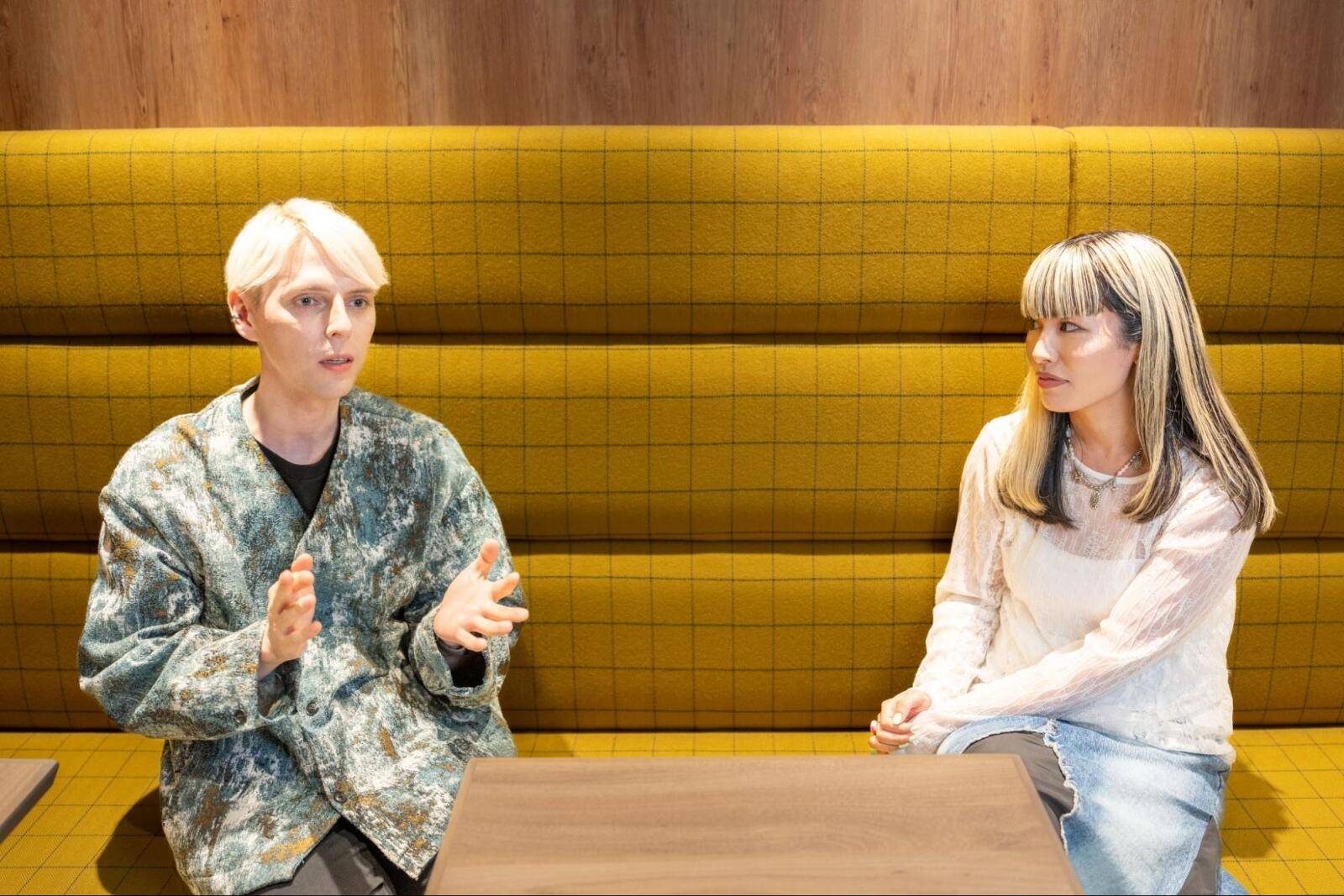 対談する小原ブラスさんと前川裕奈さん