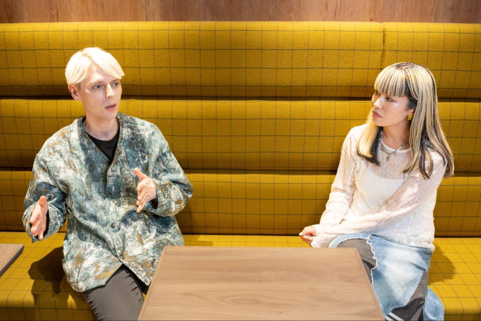 対談する小原ブラスさんと前川裕奈さん