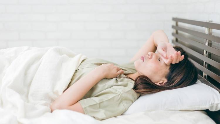 【蒸し暑くて寝苦しい夜におすすめ】スッと眠りへ導くお休み前たった1分ストレッチ