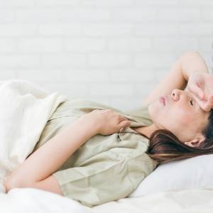 【蒸し暑くて寝苦しい夜におすすめ】スッと眠りへ導くお休み前たった1分ストレッチ