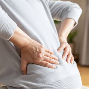 腰が重だるいのはもも裏が硬いせい?【寝たままできる】腰ケアのためのもも裏ほぐしタオルストレッチ