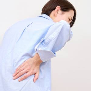腰痛や反り腰の原因は長時間デスクワーク!【痛くなる前に】腰痛解消股関節ストレッチ