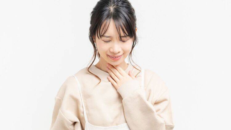 階段を昇るとすぐに息切れ…その疲れやすさは呼吸の浅さが原因かも?横隔膜をほぐすねじりエクサ