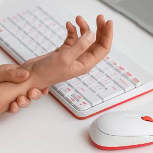 【腕をよく使う人は顔が老ける?】2分でできる腕ほぐし|全身をつなぐ「アナトミートレイン」を理解しよう