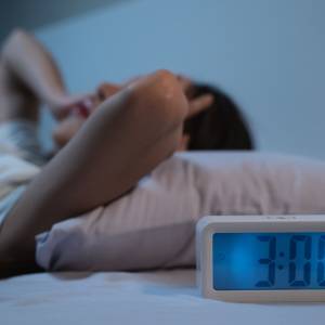 なかなか寝つけない原因は背中の疲れ?体が硬くてもできるお休み前のリラックスポーズ