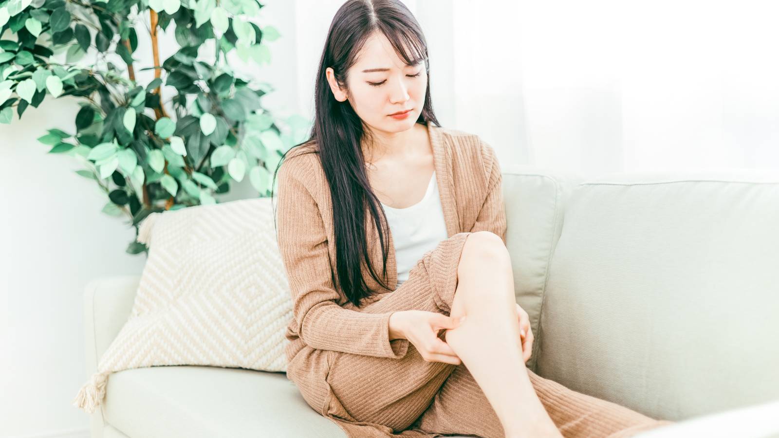  じっとしているだけでいい！パンパンの脚がスッと軽くなる壁を使ったむくみケア 
