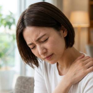 首が埋もれて見える人にやってほしい【座ったままOK】老け見え＆肩こり改善！背骨ストレッチ