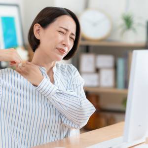 首が太くてシャツの1番上のボタンが苦しいと感じたら！【たった30秒】埋もれた首を引き出す首後ろのストレッチ