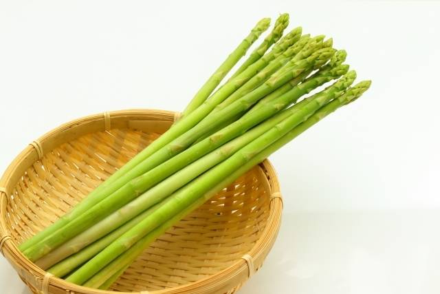 ザルに入ったアスパラガス
