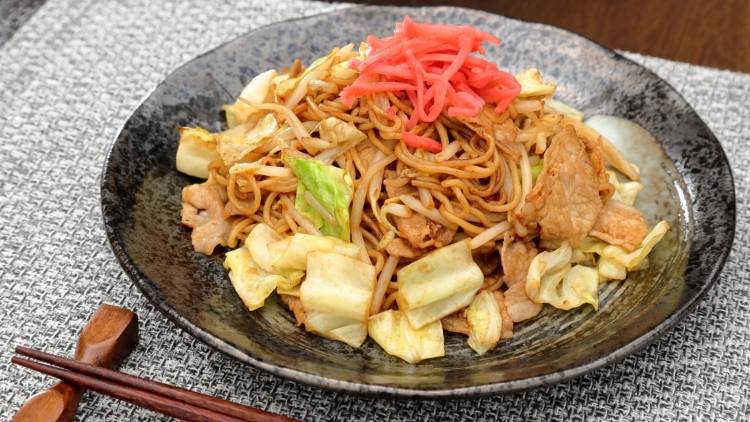 いつもの焼きそばに“ひとふり”するだけ！不足しがちな栄養を補えるちょい足し食材｜管理栄養士が解説