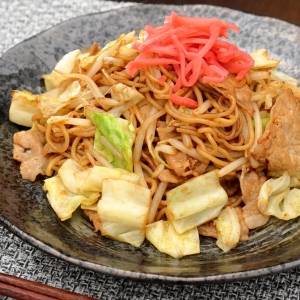 いつもの焼きそばに“ひとふり”するだけ！不足しがちな栄養を補えるちょい足し食材｜管理栄養士が解説