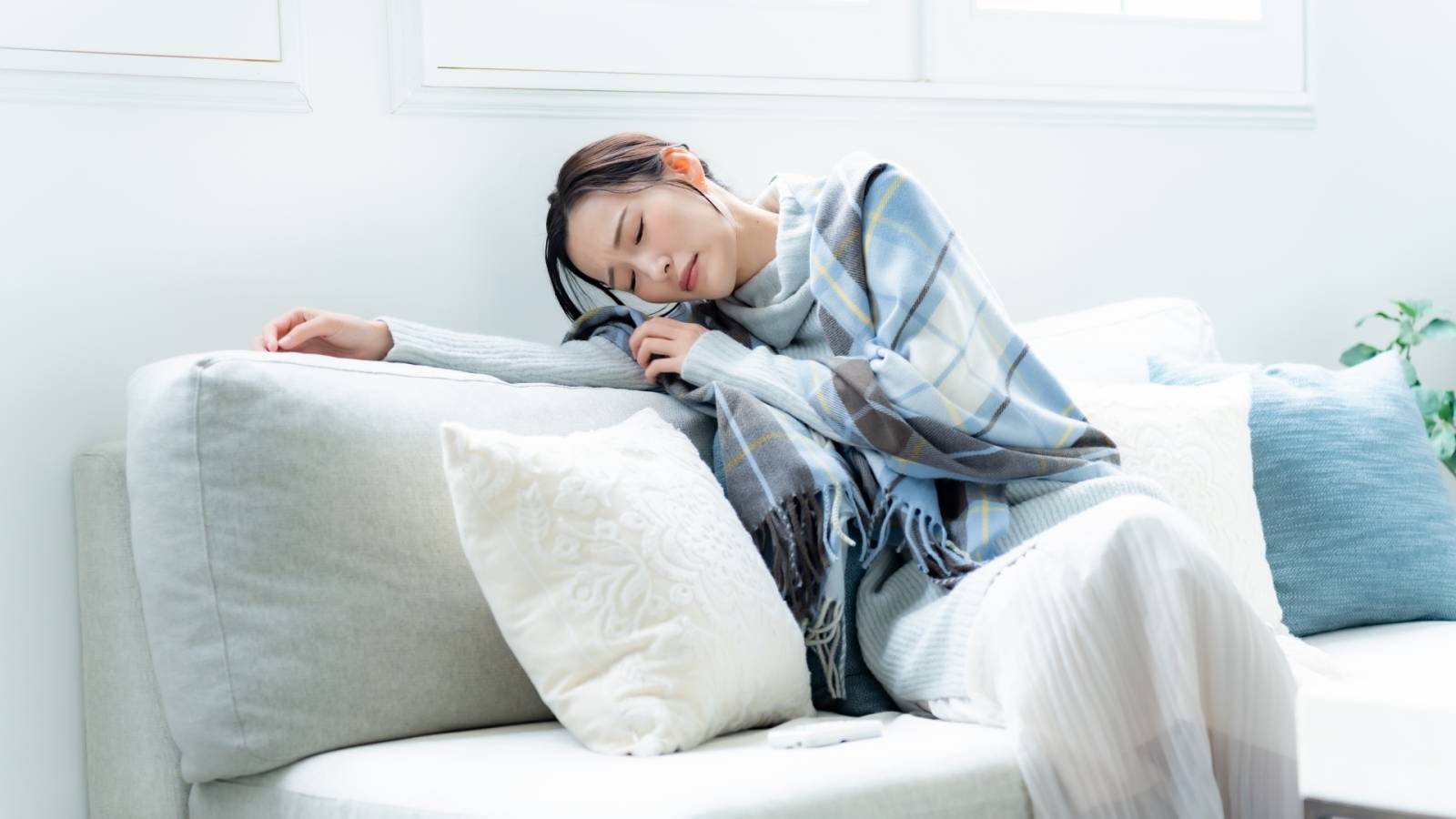  【梅雨のだるさを手放そう】座ったままで出来る下半身の巡りを促すポーズ 