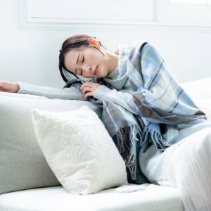 【梅雨のだるさを手放そう】座ったままで出来る下半身の巡りを促すポーズ